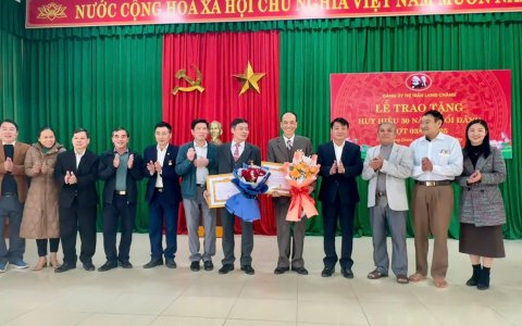 LỄ TRAO HUY HIỆU 30 NĂM TUỔI ĐẢNG